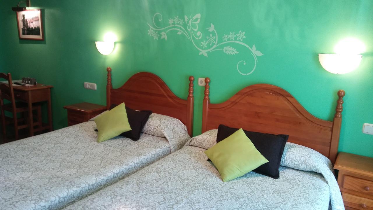 ホテル Hostal Ekaitza レサカ エクステリア 写真