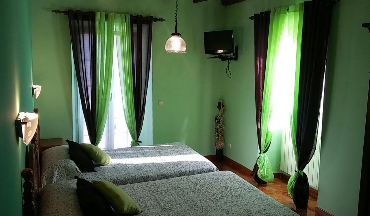 ホテル Hostal Ekaitza レサカ エクステリア 写真