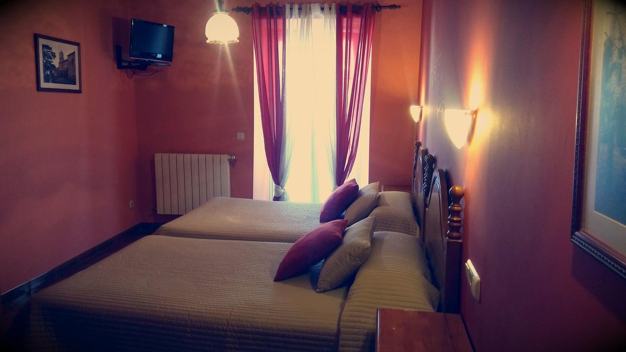ホテル Hostal Ekaitza レサカ エクステリア 写真