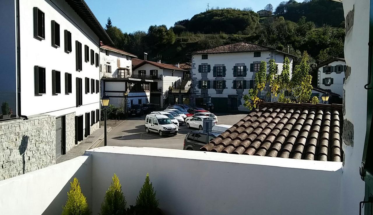 ホテル Hostal Ekaitza レサカ エクステリア 写真
