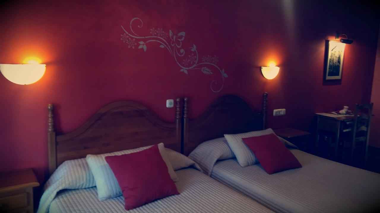 ホテル Hostal Ekaitza レサカ エクステリア 写真