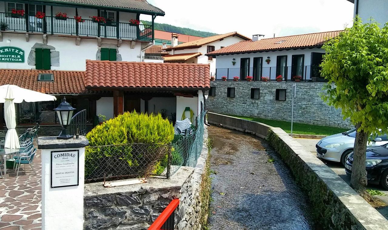 ホテル Hostal Ekaitza レサカ エクステリア 写真
