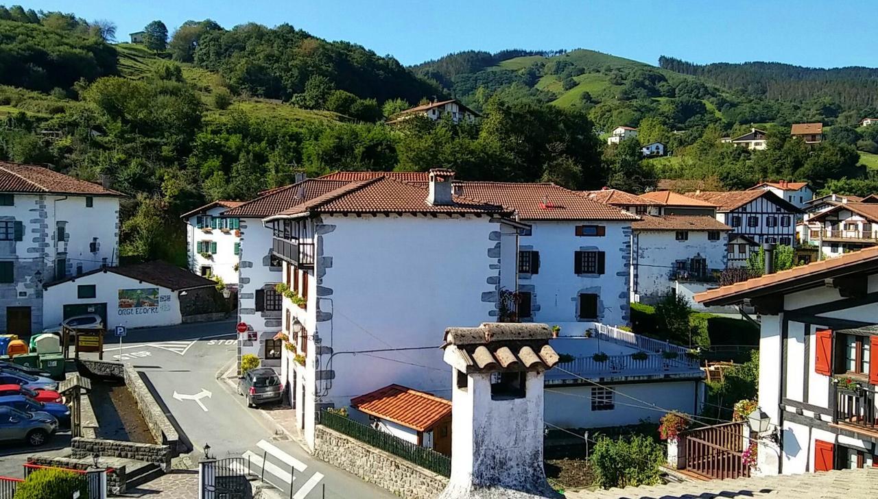 ホテル Hostal Ekaitza レサカ エクステリア 写真