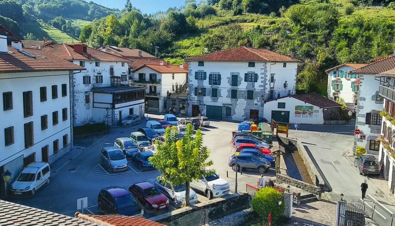 ホテル Hostal Ekaitza レサカ エクステリア 写真