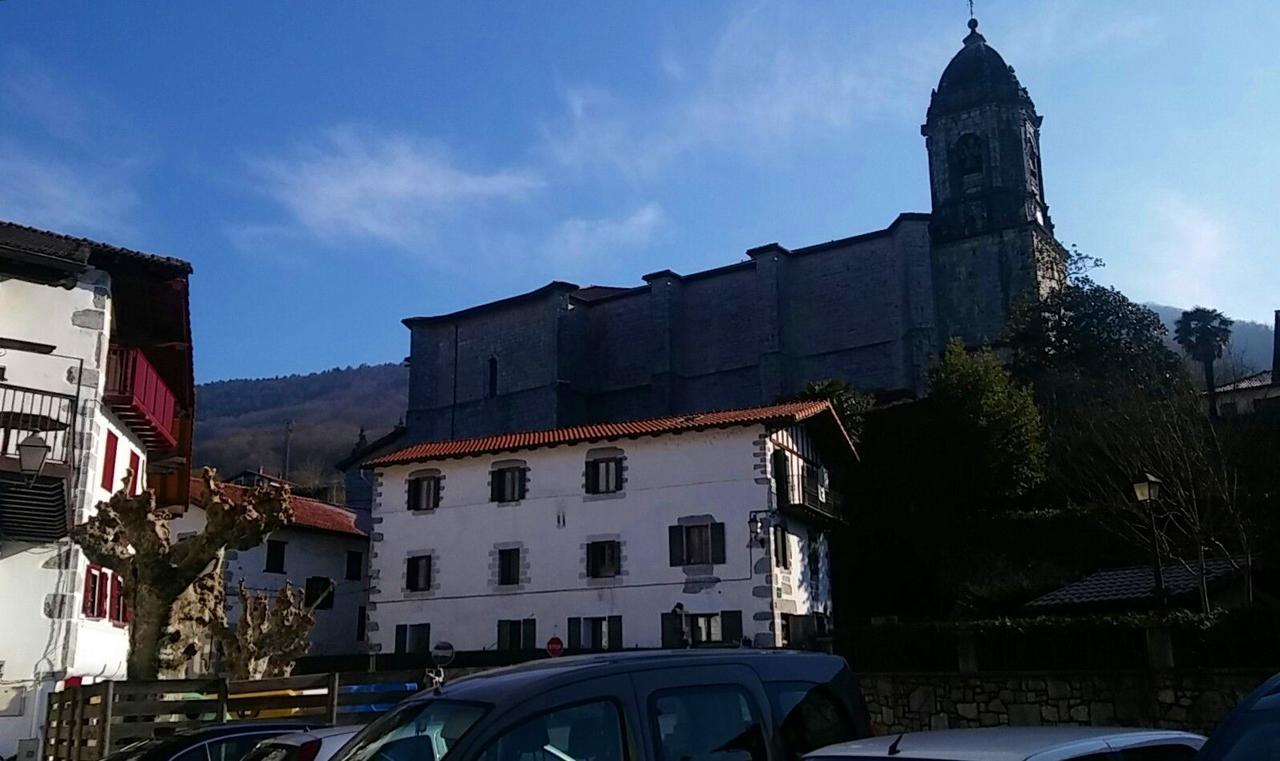 ホテル Hostal Ekaitza レサカ エクステリア 写真